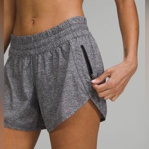 LiKE NEW Lululemon High-Rise 4“ Tracker Shorts in color heather lux multi black